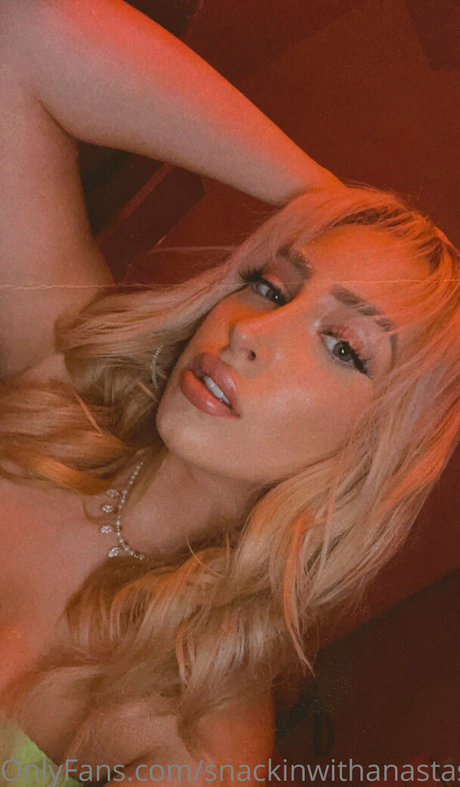 Foto desnuda filtrada de OnlyFans de Snackinwithanastasia