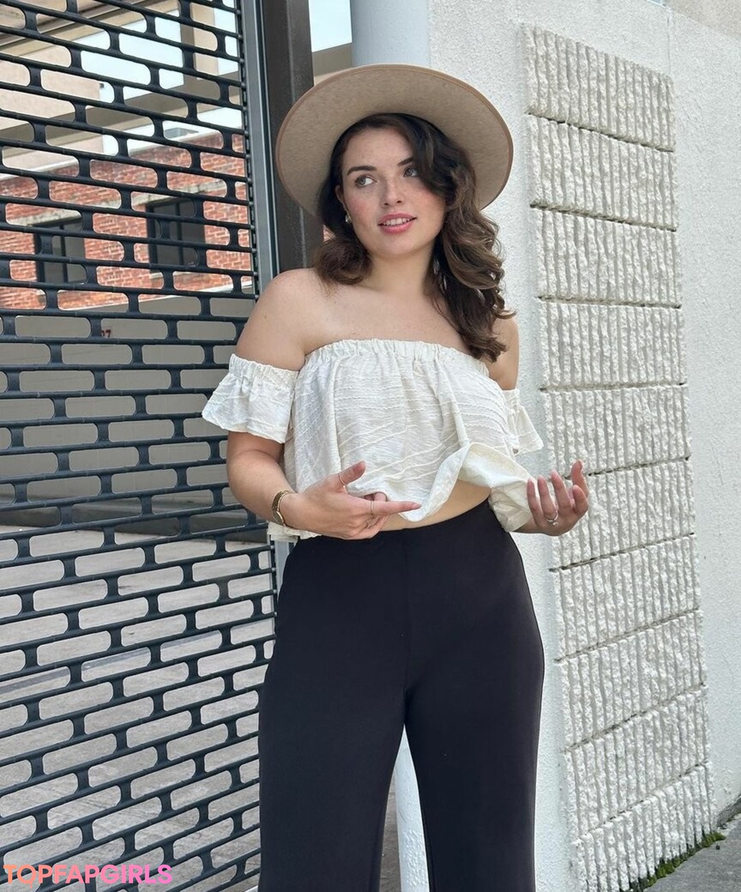 Foto desnuda filtrada de OnlyFans de Alondra Larson #4 Foto desnuda filtrada de OnlyFans de Alondra Larson #4