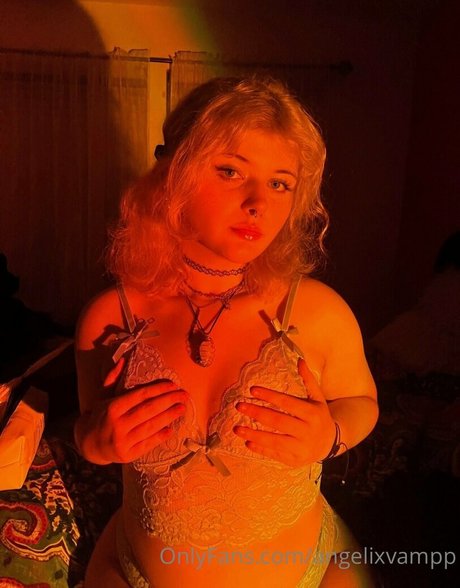 Foto desnuda filtrada de OnlyFans de Angelixvampp