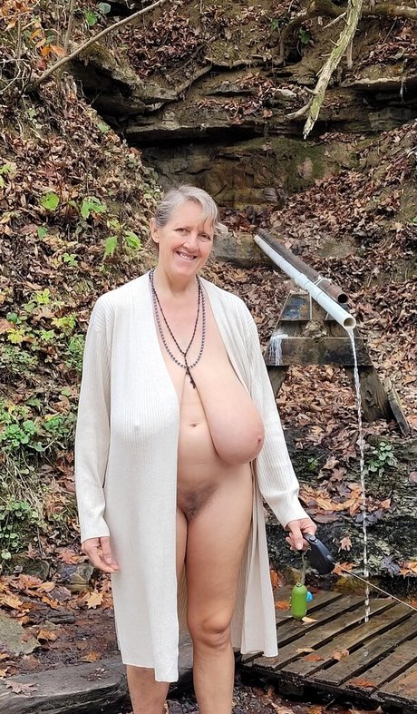 Busty Petra
