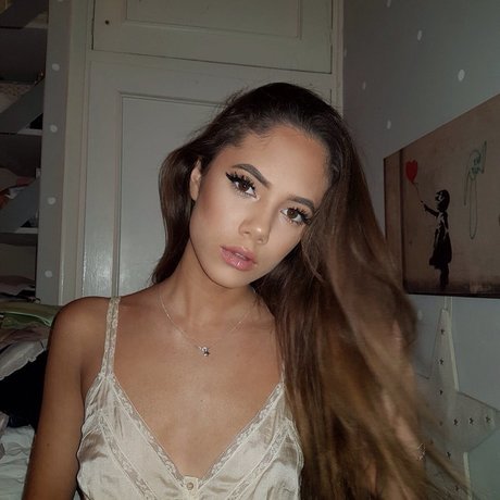 Foto desnuda filtrada de OnlyFans de Saoirse Alicia Behzadi