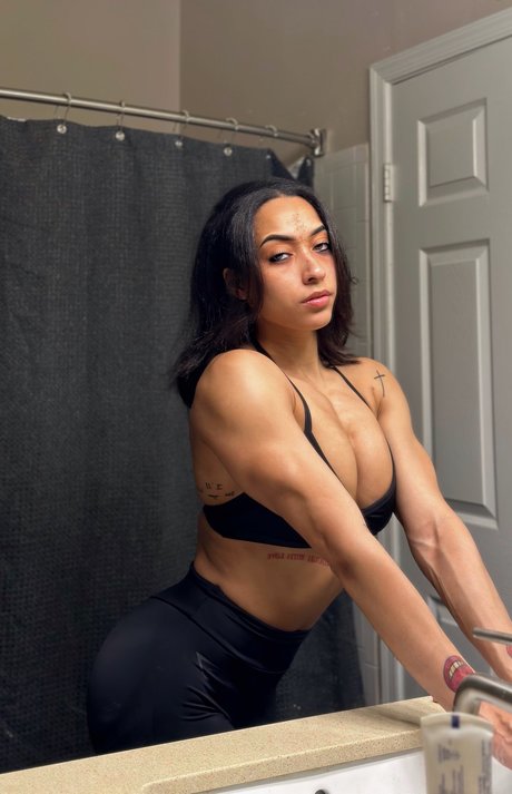 Foto desnuda filtrada de OnlyFans de Praying Mantis