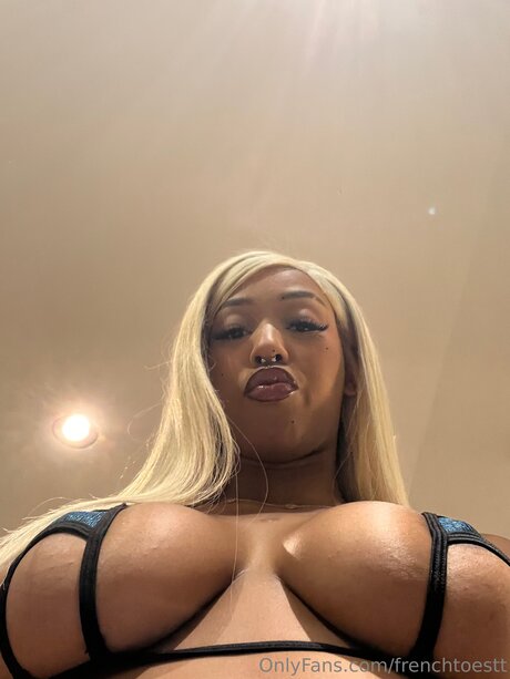 Foto desnuda filtrada de OnlyFans de Frenchtoestt