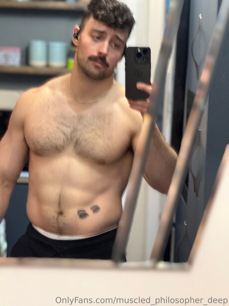 Foto desnuda filtrada de OnlyFans de Muscled Philosopher Deep
