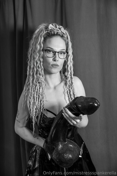 Foto desnuda filtrada de OnlyFans de Mistressspankerella