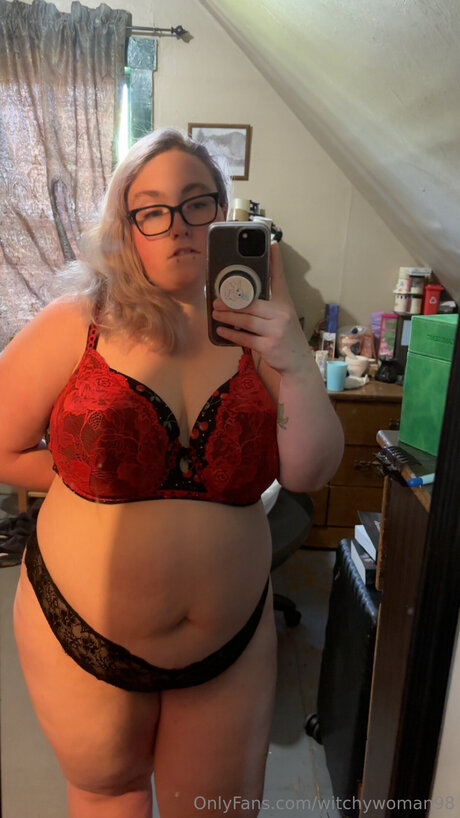 Foto desnuda filtrada de OnlyFans de Witchywoman98