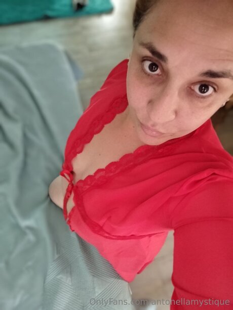 Ladyaria Hot
