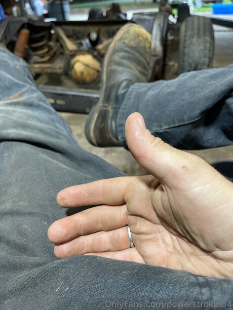 Foto desnuda filtrada de OnlyFans de Powerstrokin84