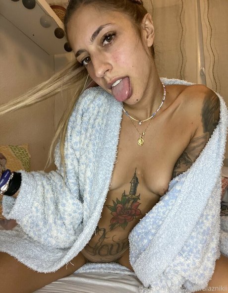 Foto desnuda filtrada de OnlyFans de Alaznikii