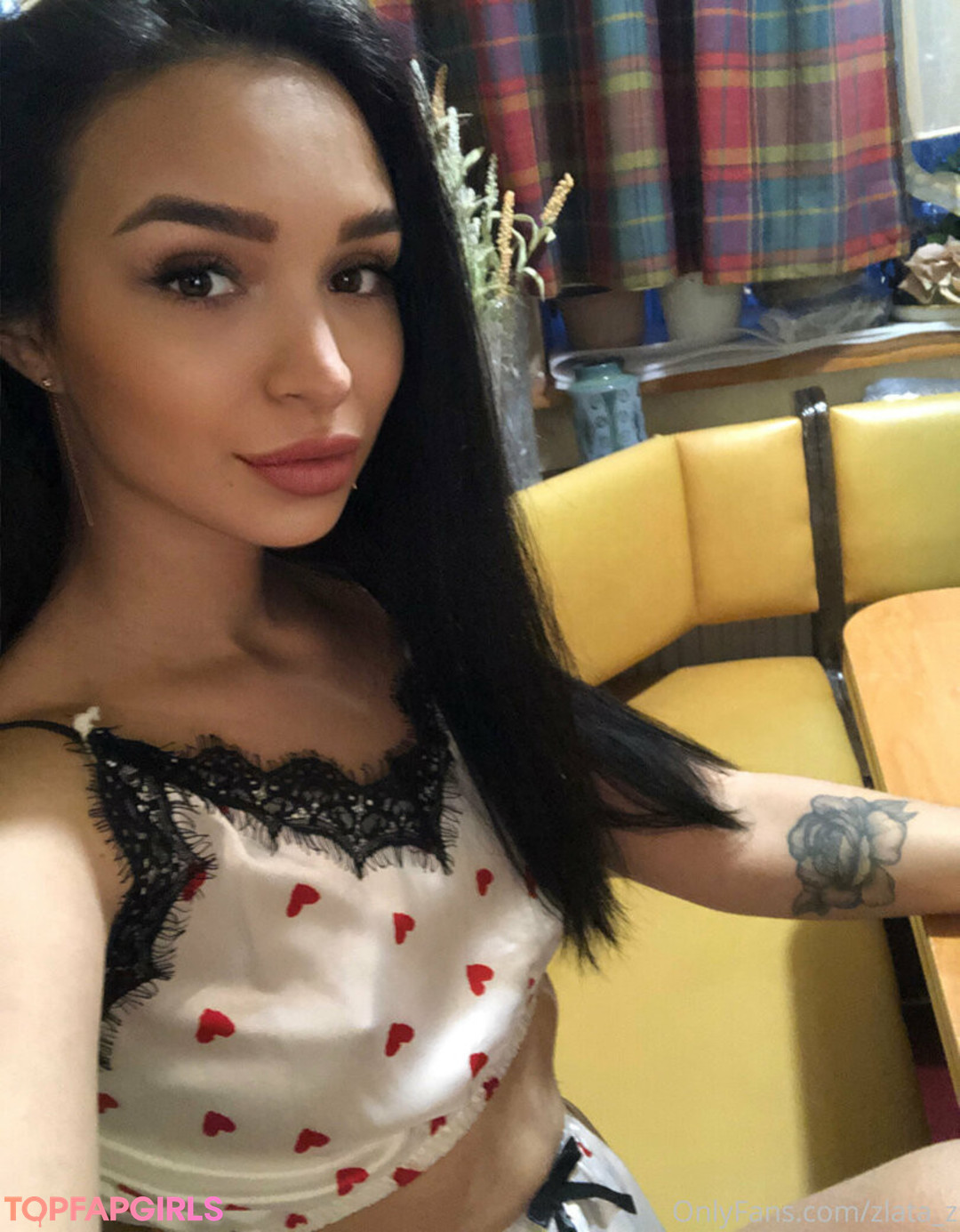 Foto desnuda filtrada de OnlyFans de Goldenzlata #15 Foto desnuda filtrada de OnlyFans de Goldenzlata #15