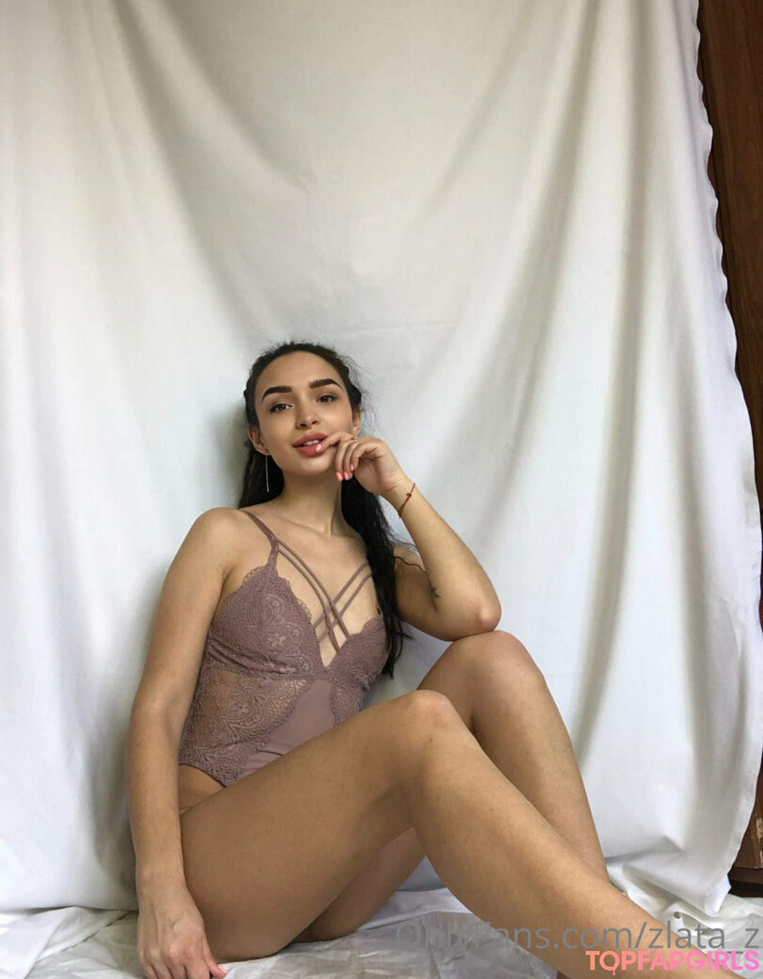 Foto desnuda filtrada de OnlyFans de Goldenzlata #38 Foto desnuda filtrada de OnlyFans de Goldenzlata #38