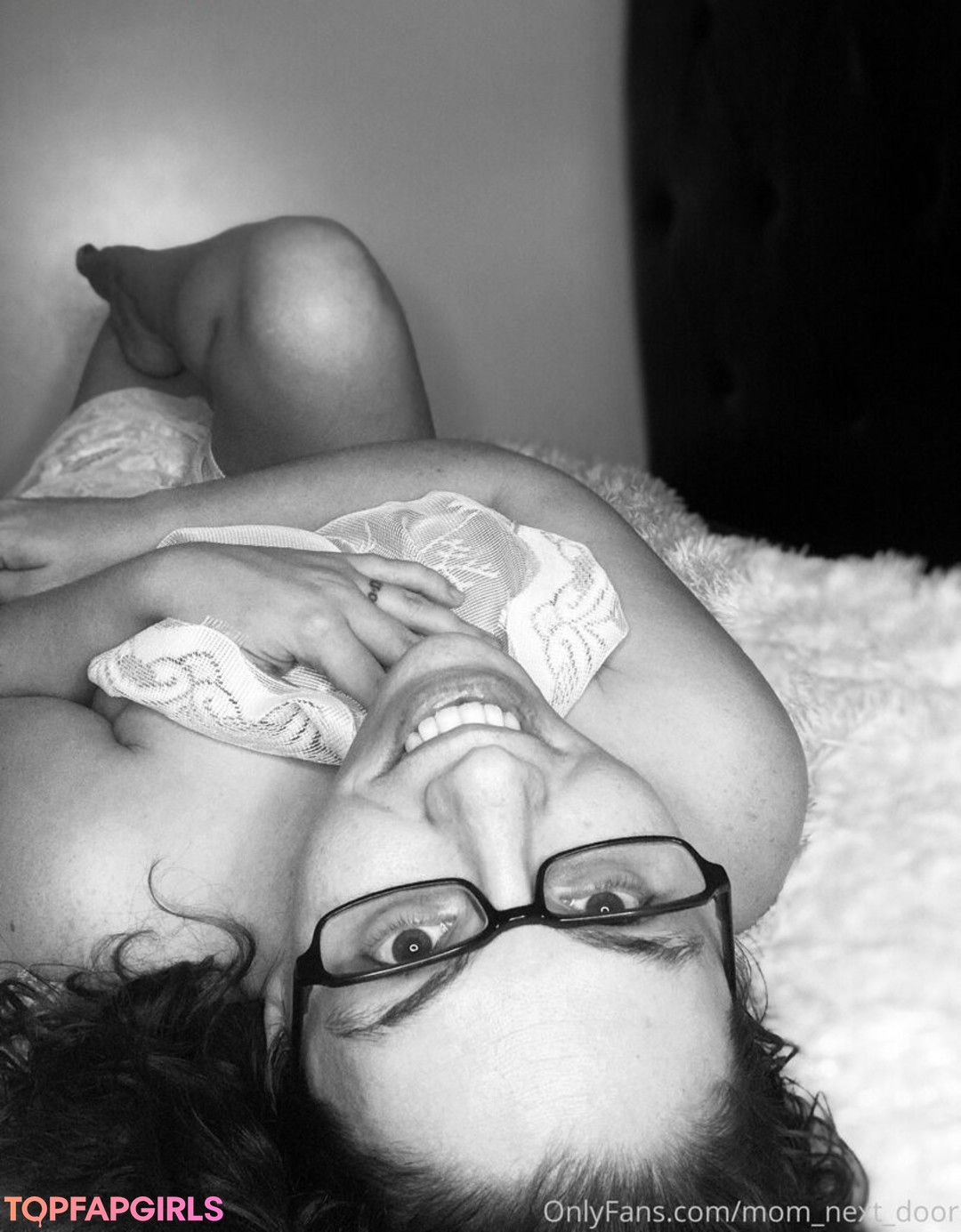 Foto desnuda filtrada de OnlyFans de Momnextdoor #22 Foto desnuda filtrada de OnlyFans de Momnextdoor #22