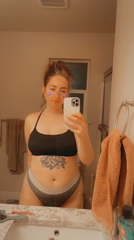 Foto desnuda filtrada de OnlyFans de Caroliiiiine