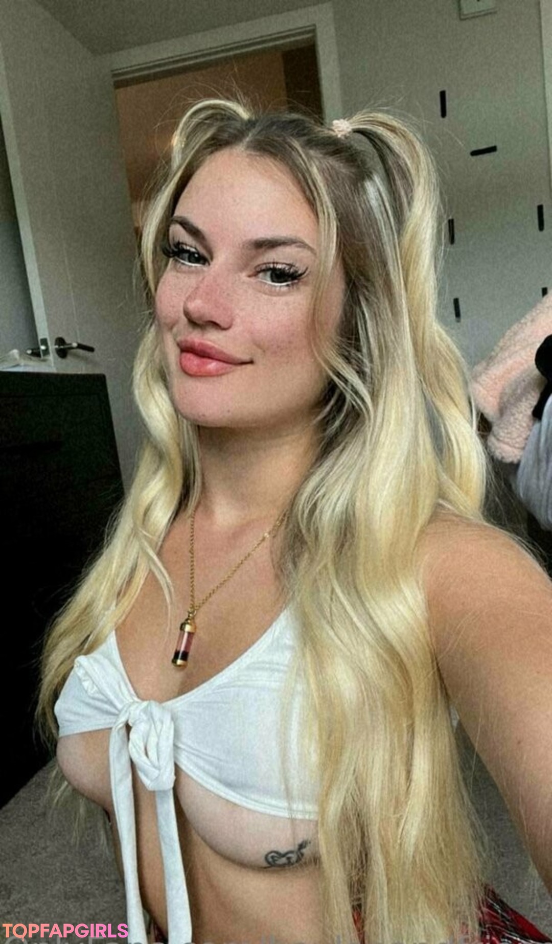 Foto desnuda filtrada de OnlyFans de Bayleeandfriends #16 Foto desnuda filtrada de OnlyFans de Bayleeandfriends #16