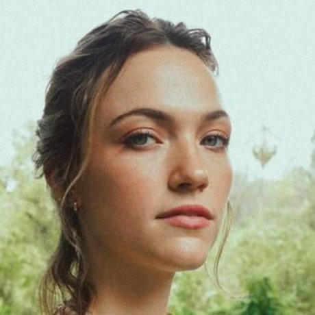 Violett Beane