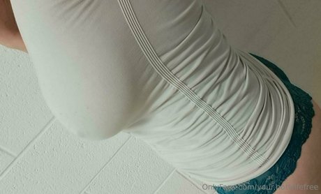 Foto desnuda filtrada de OnlyFans de Yourhotwifefree