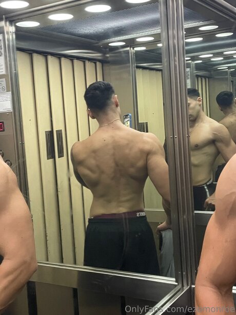 Foto desnuda filtrada de OnlyFans de Ezemonroe