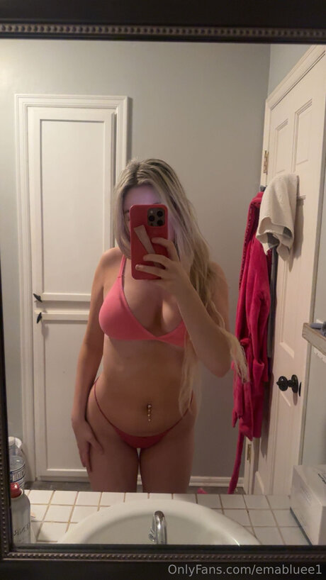 Foto desnuda filtrada de OnlyFans de Emabluee1