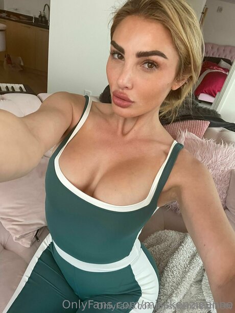 Foto desnuda filtrada de OnlyFans de Misskenzieannetv
