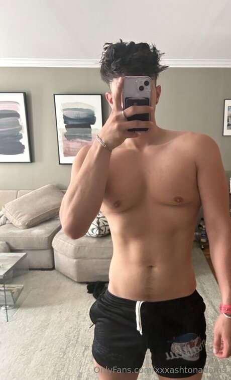 Foto desnuda filtrada de OnlyFans de Ashtonadamsx