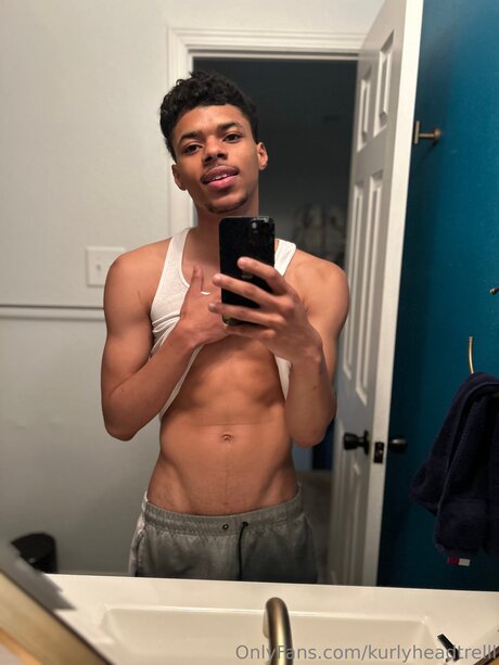 Foto desnuda filtrada de OnlyFans de Kurlyheadtrelll