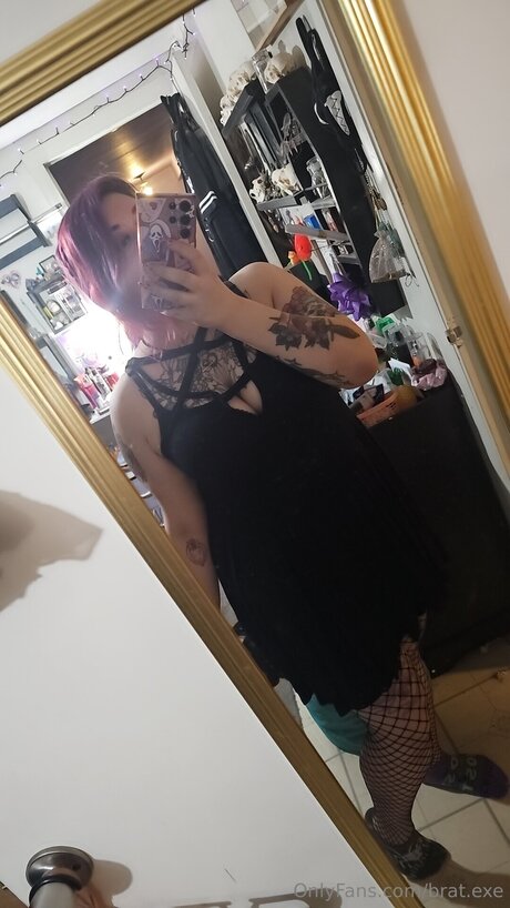 Foto desnuda filtrada de OnlyFans de Bigtiddygothmommyuwu