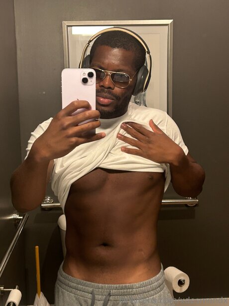 Foto desnuda filtrada de OnlyFans de Xdesmondx