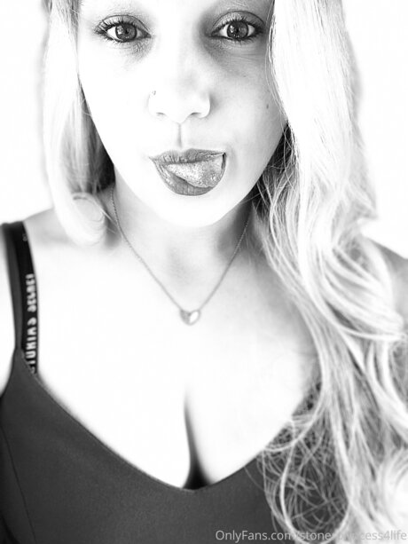 Foto desnuda filtrada de OnlyFans de Stonerprincess4life