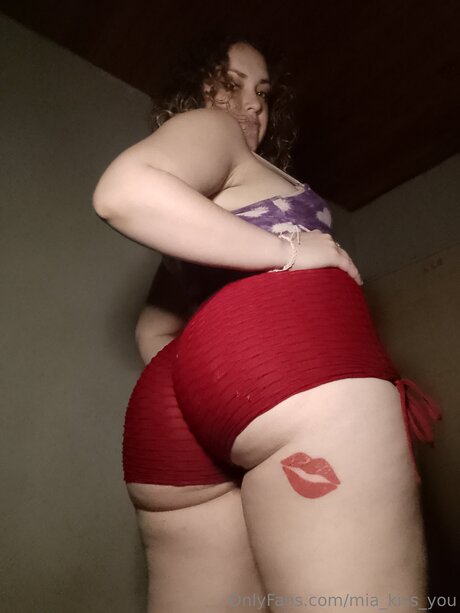 Mia Kiss You