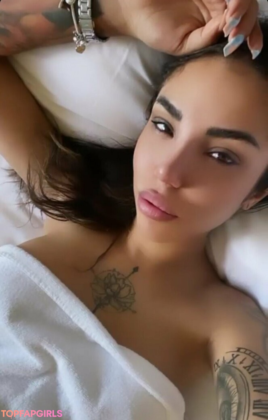 Foto desnuda filtrada de OnlyFans de Ameliereve7 #21 Foto desnuda filtrada de OnlyFans de Ameliereve7 #21