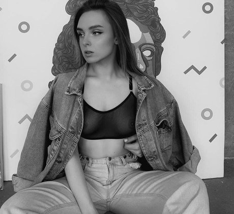 Elsa Jay