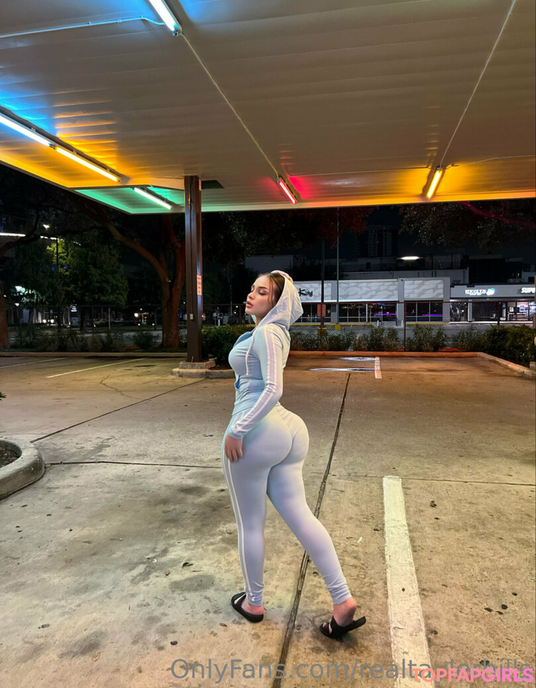 Foto desnuda filtrada de OnlyFans de Realtaylerhills #21 Foto desnuda filtrada de OnlyFans de Realtaylerhills #21