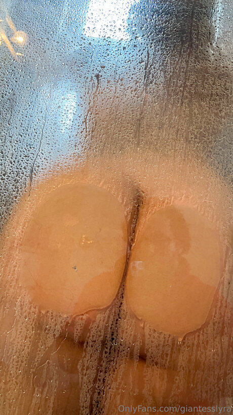Foto desnuda filtrada de OnlyFans de Giantesslyra
