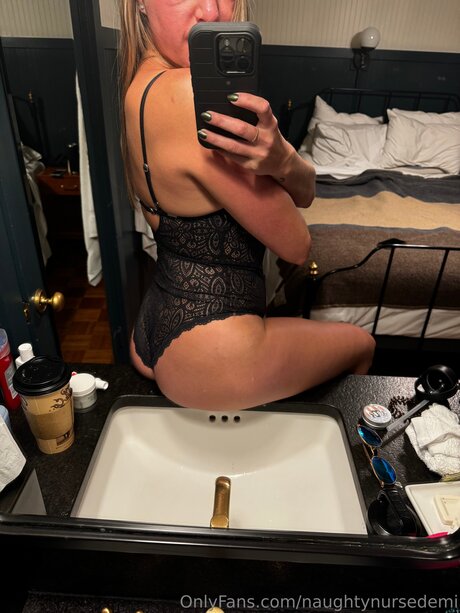 Foto desnuda filtrada de OnlyFans de Naughtynursedemi