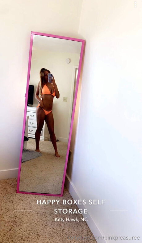 Foto desnuda filtrada de OnlyFans de Pinkpleasuree