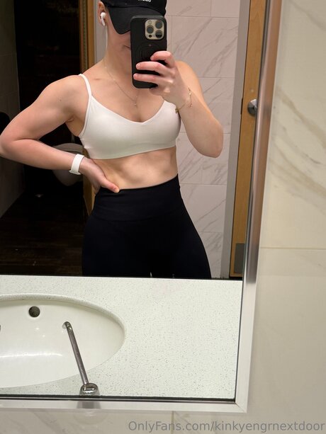 Foto desnuda filtrada de OnlyFans de Kinkyengrnextdoor