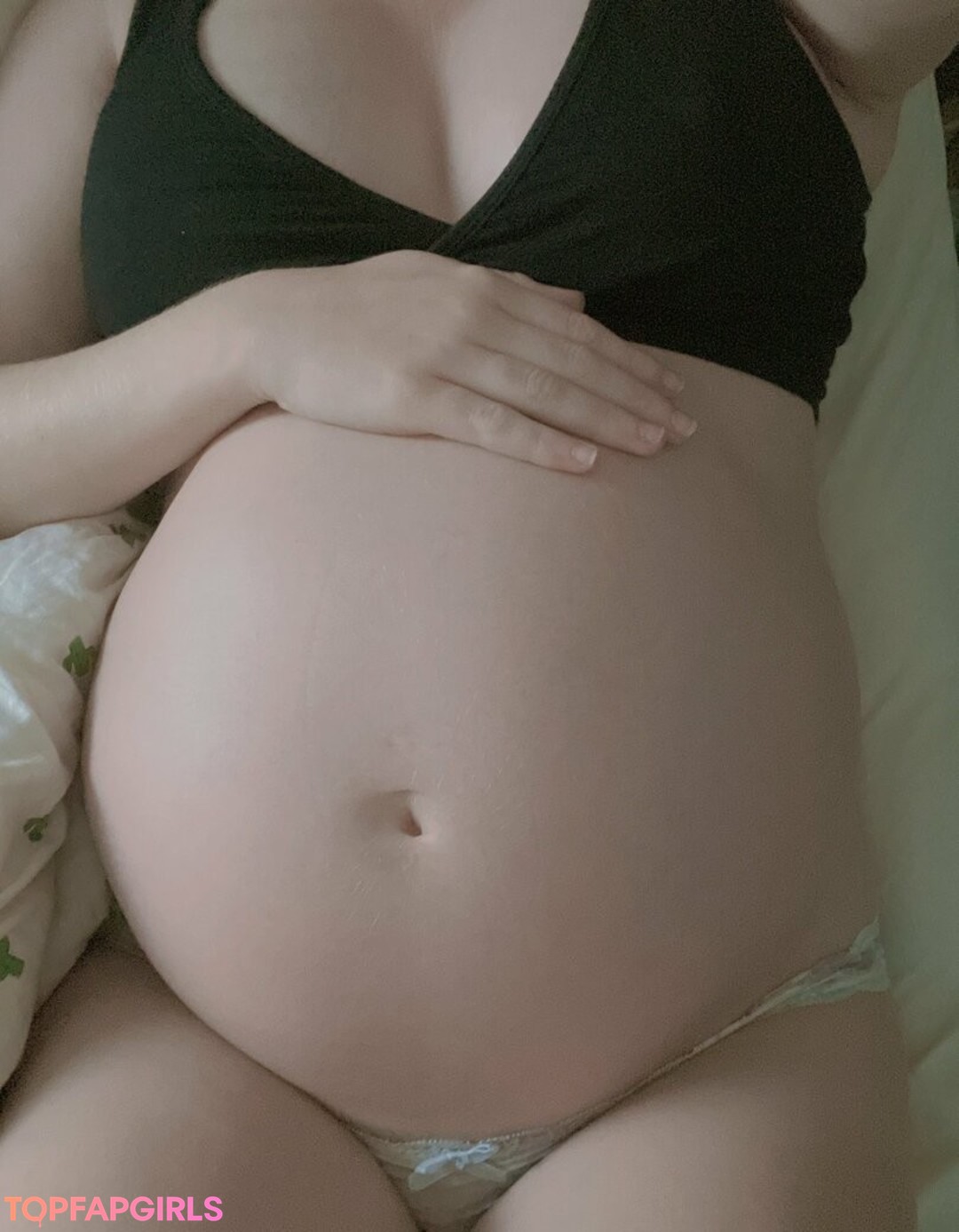 Foto desnuda filtrada de OnlyFans de Hotmomevie #158 Foto desnuda filtrada de OnlyFans de Hotmomevie #158