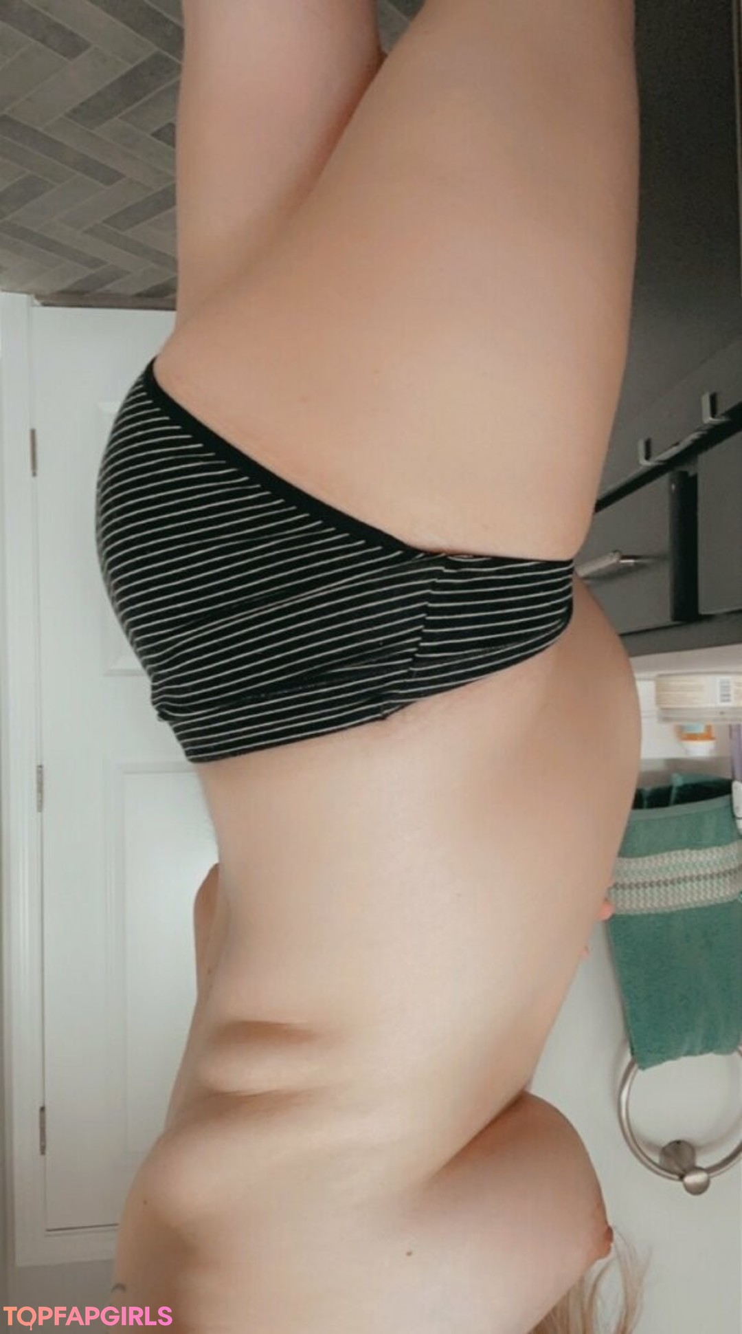 Foto desnuda filtrada de OnlyFans de Hotmomevie #78 Foto desnuda filtrada de OnlyFans de Hotmomevie #78