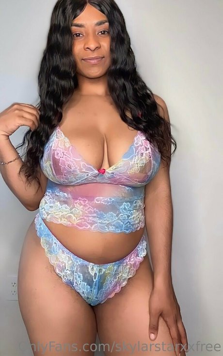 Foto desnuda filtrada de OnlyFans de Skylarstarxxfree