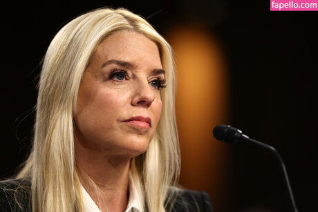 Foto desnuda filtrada de OnlyFans de Pam Bondi