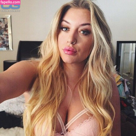Foto desnuda filtrada de OnlyFans de Stassie Karanikolaou