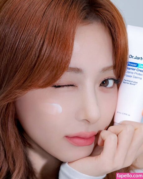 Foto desnuda filtrada de OnlyFans de Huh Yunjin 
