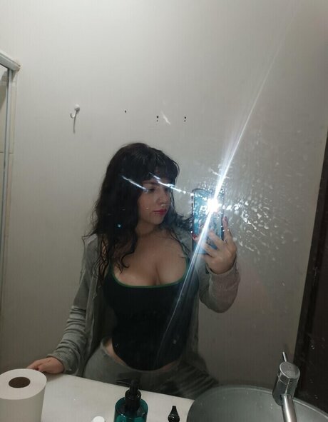 Foto desnuda filtrada de OnlyFans de Jullyahr
