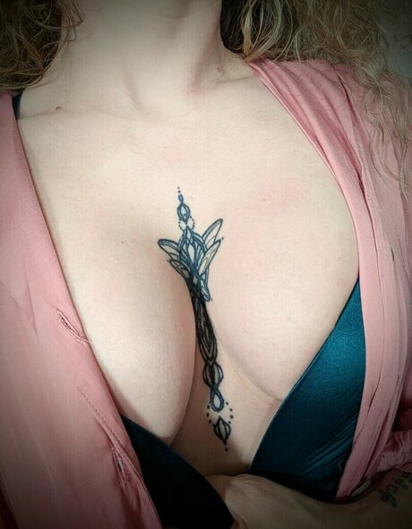 Foto desnuda filtrada de OnlyFans de Thevioletneko