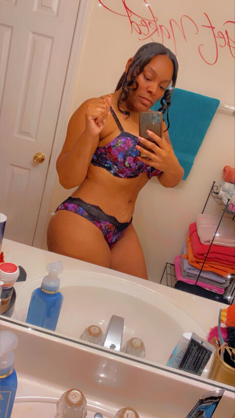 Foto desnuda filtrada de OnlyFans de Drippinhoney89