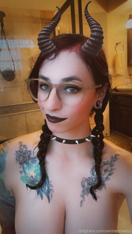 Foto desnuda filtrada de OnlyFans de Sentientbees2