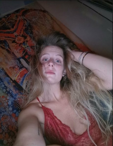 Foto desnuda filtrada de OnlyFans de Hornycavegirl
