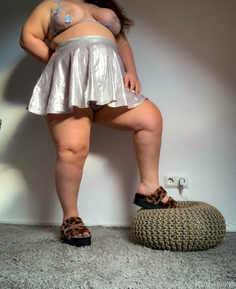 Foto desnuda filtrada de OnlyFans de Adorethebelly1