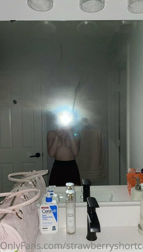 Foto desnuda filtrada de OnlyFans de Strawberryshortcakes420