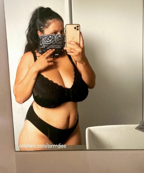 Foto desnuda filtrada de OnlyFans de Mzbirrrdiee